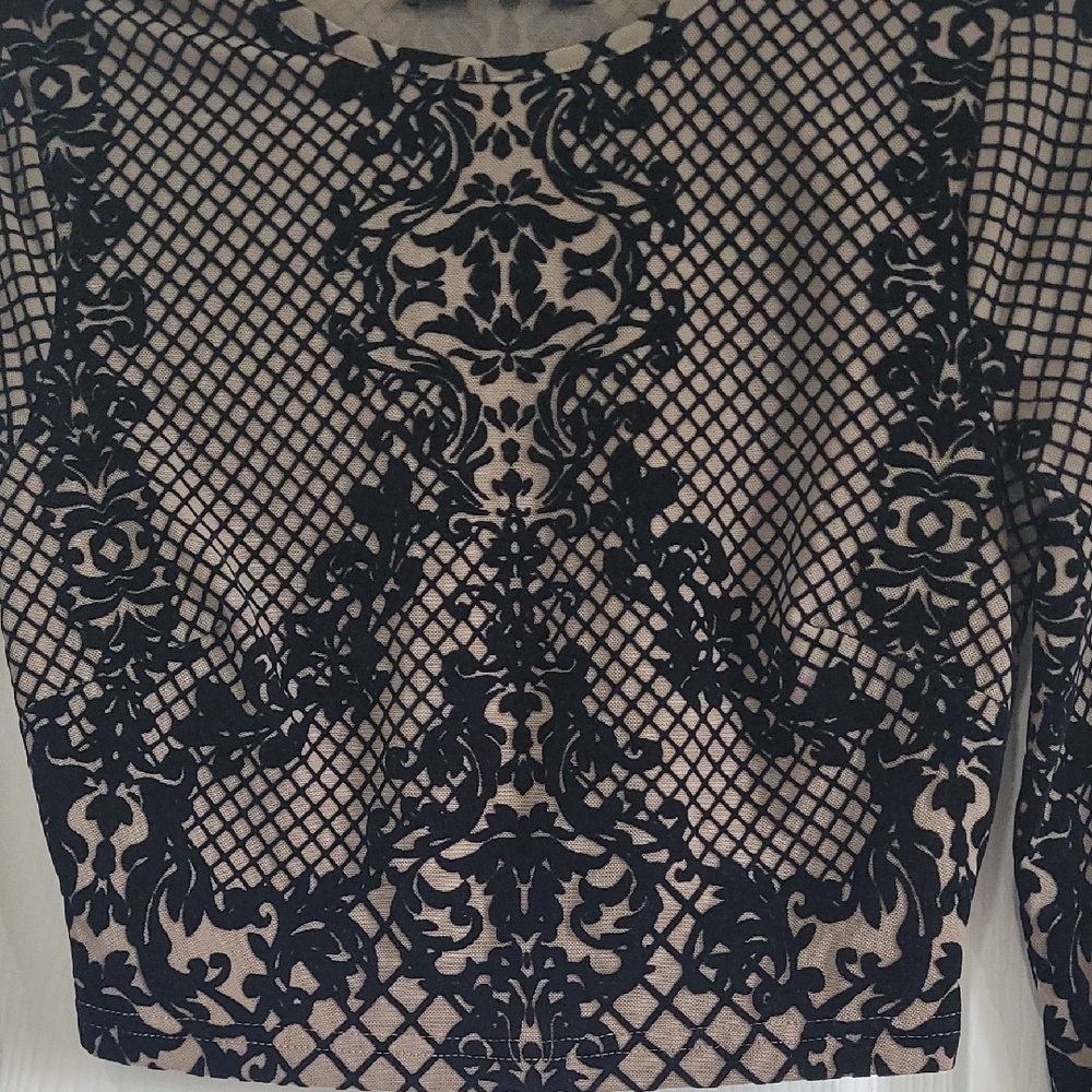 AKIRA Black & Beige Long-Sleeve Ornate Crop Top - Picture 3 of 6
